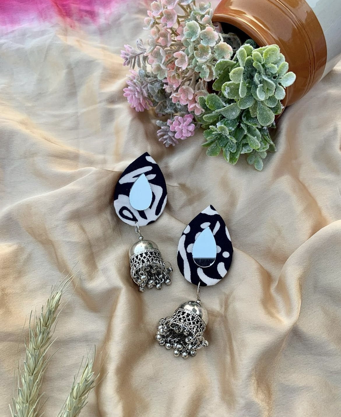 Black & White Mirror Jhumka image 0