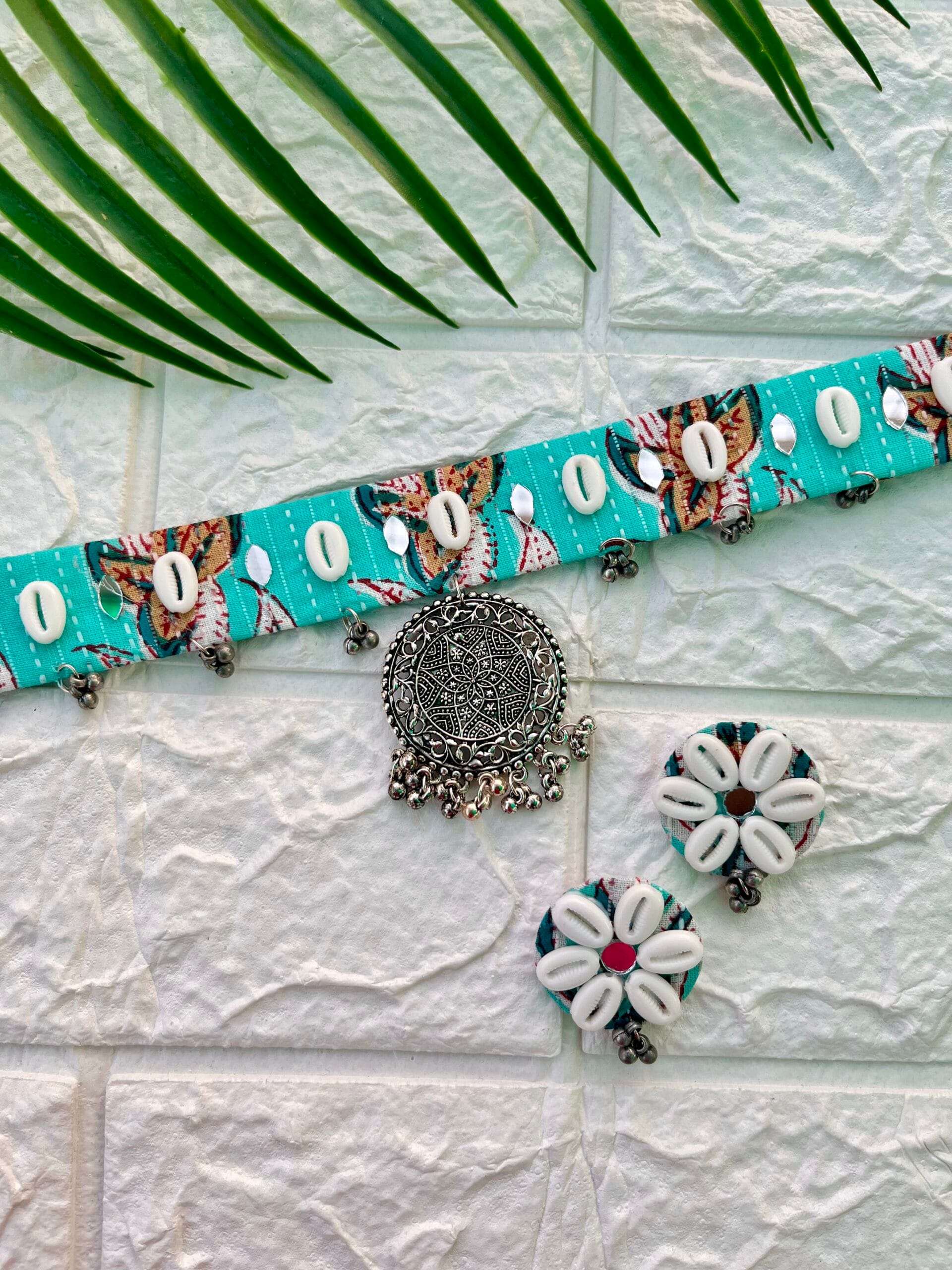 Kanthawork Shell Choker with Earrings image 0