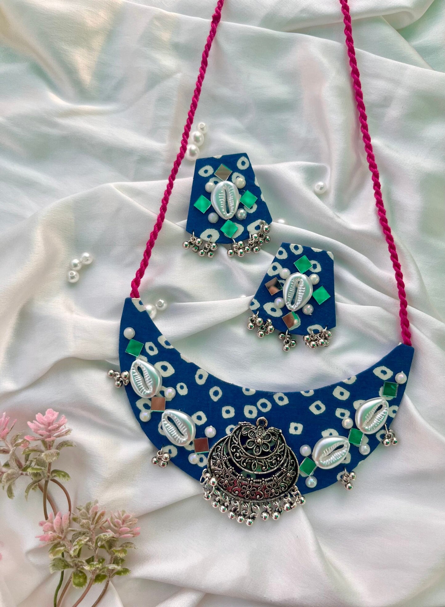 Bandhni Shell Neckpiece Set image 1