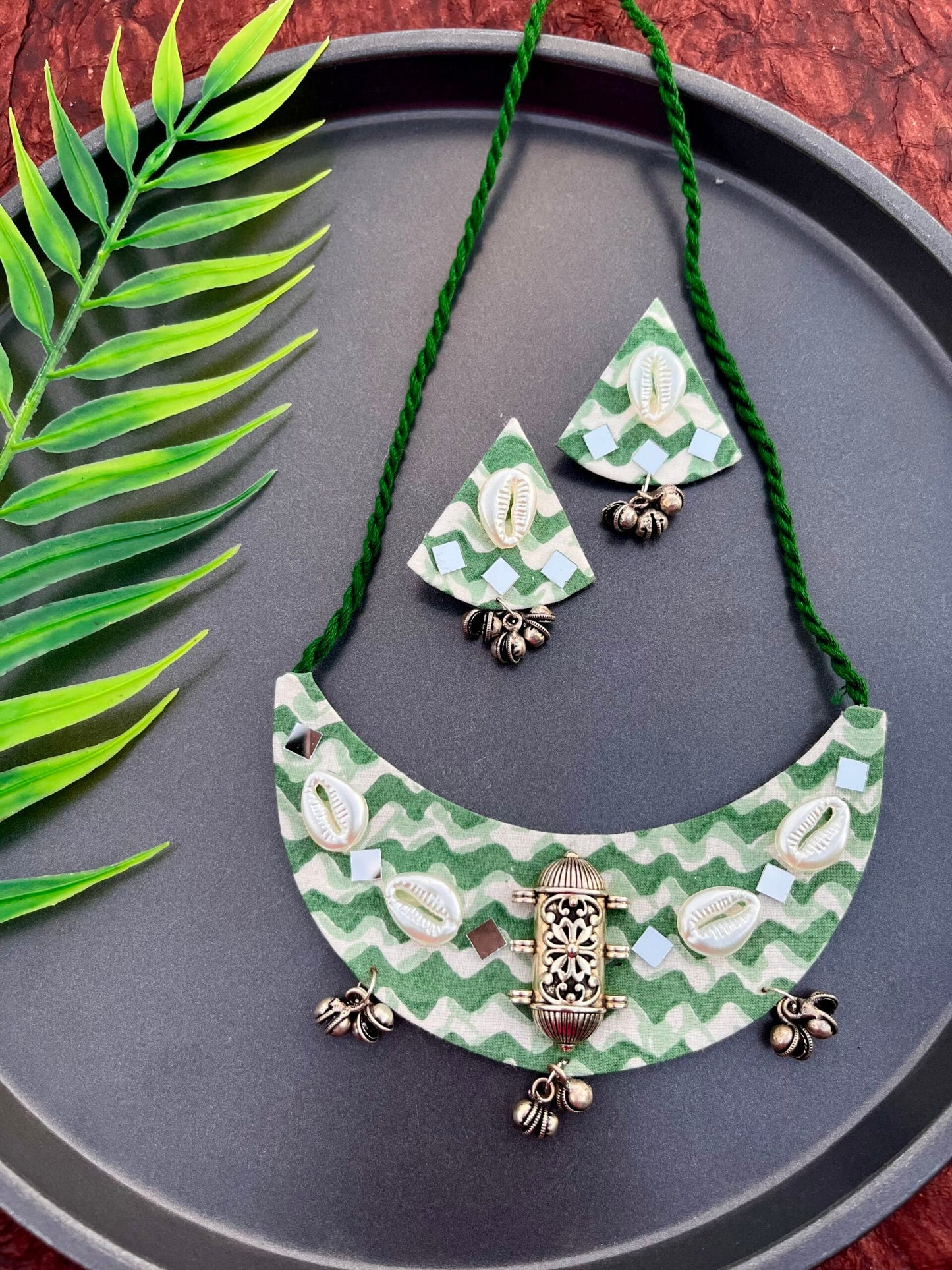 Zigzag Shell Neckpiece Set image 0