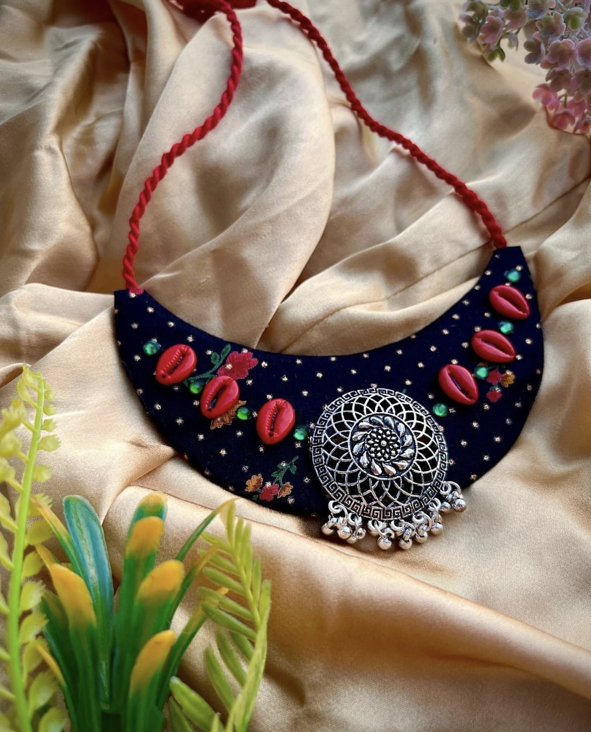 Black Shell Collar Neckpiece image 0