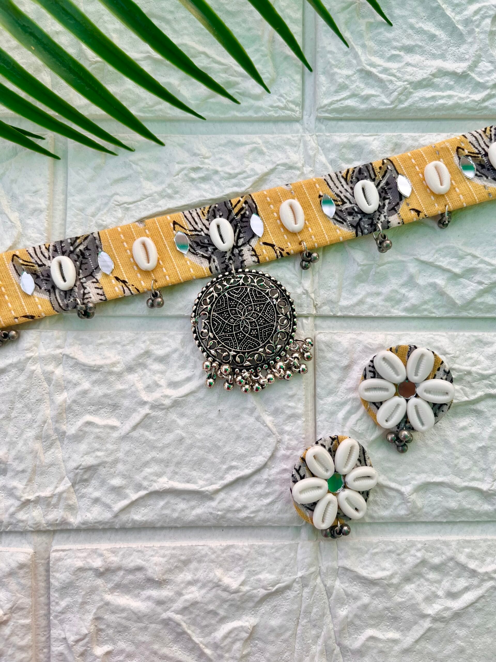 Kanthawork Shell Choker with Earrings image 1