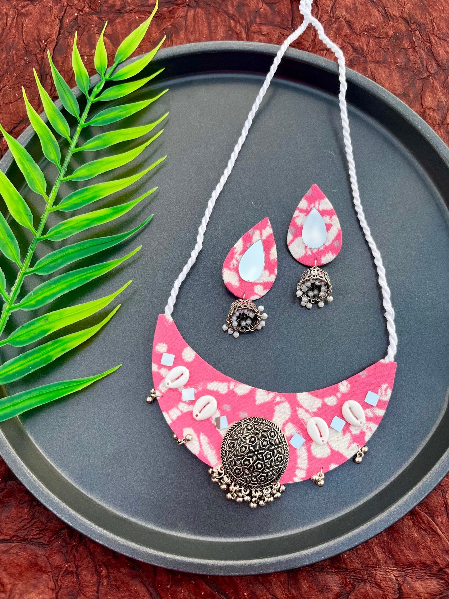 Printed Shell Neckpiece Set image 1